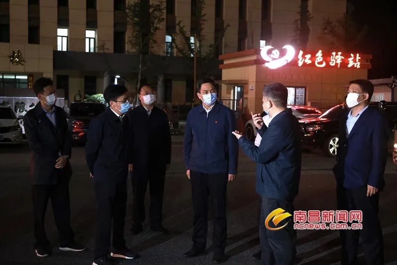 李红军在部门交通卡口查抄督导疫情防控工作